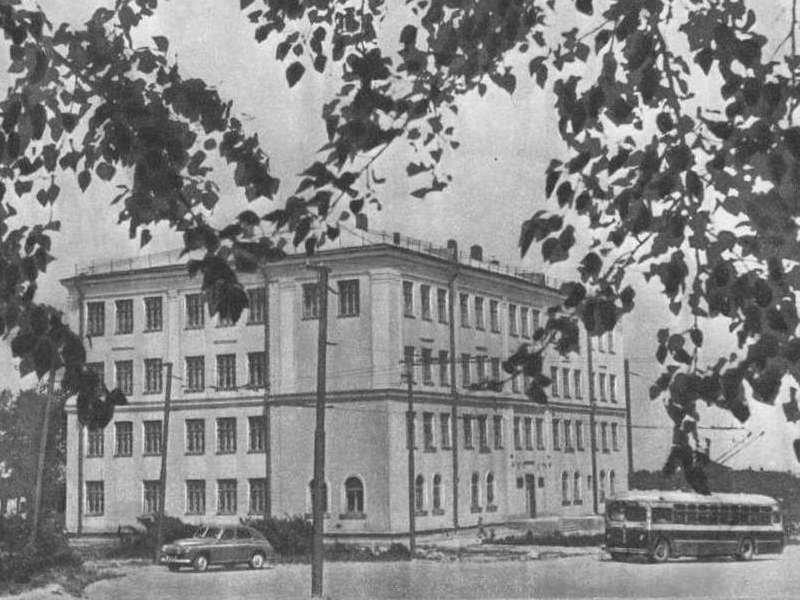 Здание гимназии 1956 года постройки